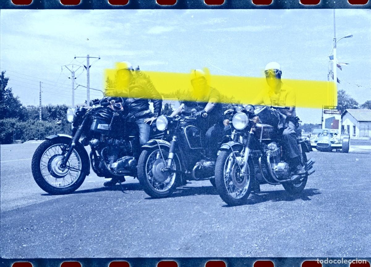 Fotograf&iacute;a antigua: Antiguo negativo de fotograf&iacute;a. Tres motoristas posando con motocicletas cl&aacute;sicas. A&ntilde;os 60/70