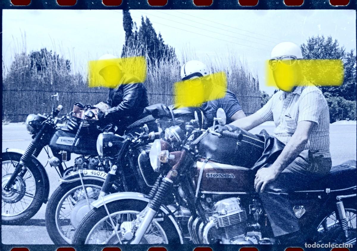 Fotograf&iacute;a antigua: Antiguo negativo de fotograf&iacute;a. Tres motoristas con motocicletas Honda y Triumph cl&aacute;sicas. A&ntilde;os 60/7