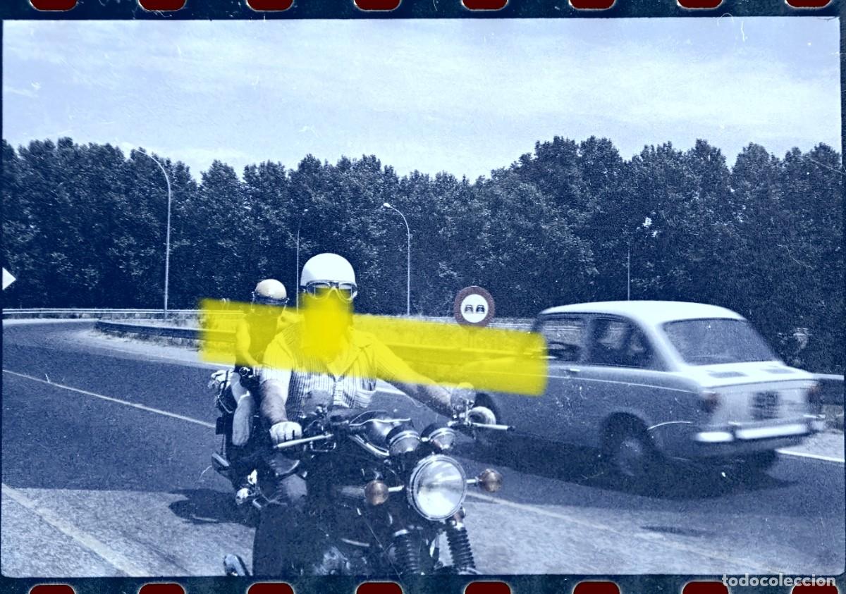 Fotograf&iacute;a antigua: Antiguo negativo de fotograf&iacute;a. Dos motoristas circulando junto a autom&oacute;vil cl&aacute;sico. A&ntilde;os 60/70