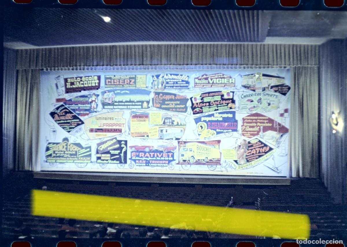 Fotograf&iacute;a antigua: Antiguo negativo de fotograf&iacute;a. Pantalla de cine con anuncios publicitarios locales. A&ntilde;os 60/70