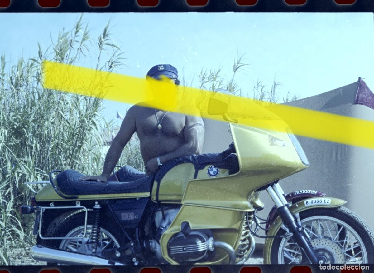 Fotograf&iacute;a antigua: Antiguo negativo de fotograf&iacute;a. Motorista junto a motocicleta BMW de gran turismo. A&ntilde;os 70