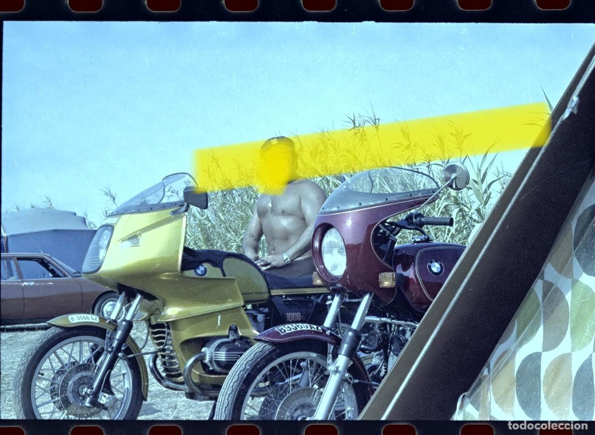 Fotograf&iacute;a antigua: Antiguo negativo de fotograf&iacute;a. Motorista junto a motocicleta BMW de gran turismo. A&ntilde;os 70