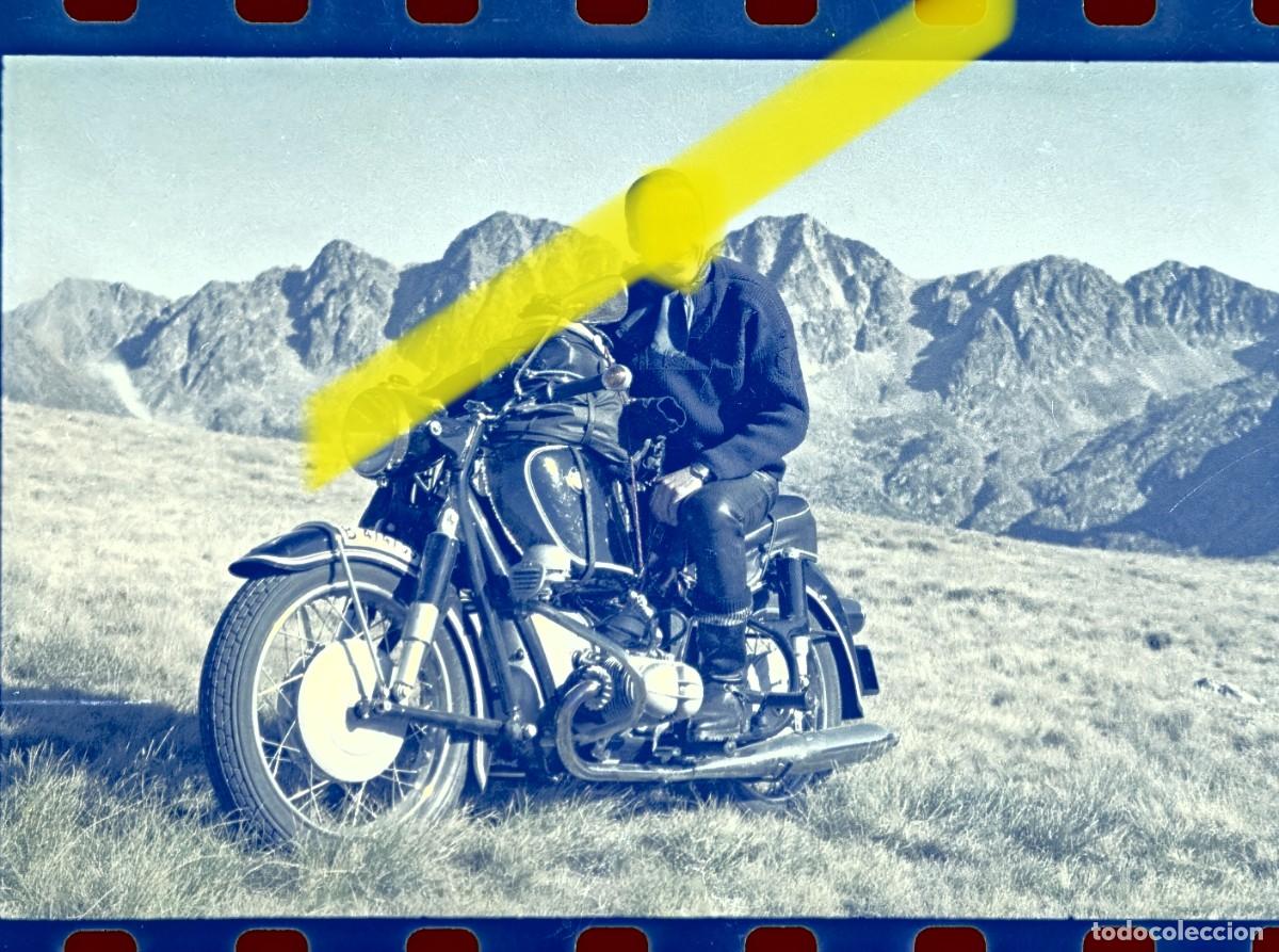 Fotograf&iacute;a antigua: Antiguo negativo de fotograf&iacute;a. Motorista con motocicleta cl&aacute;sica en monta&ntilde;a. A&ntilde;os 60/70