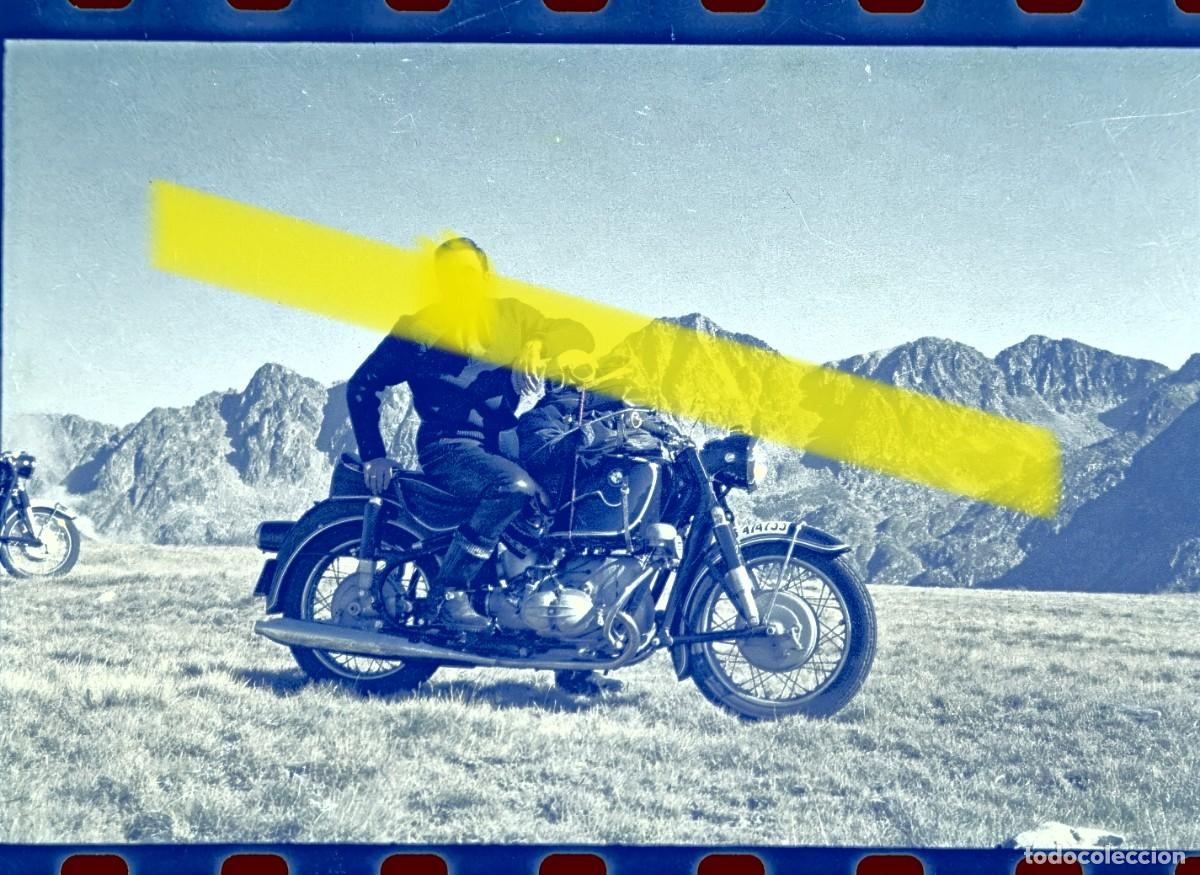 Fotograf&iacute;a antigua: Antiguo negativo de fotograf&iacute;a. Motorista con motocicleta cl&aacute;sica en monta&ntilde;a. A&ntilde;os 60/70