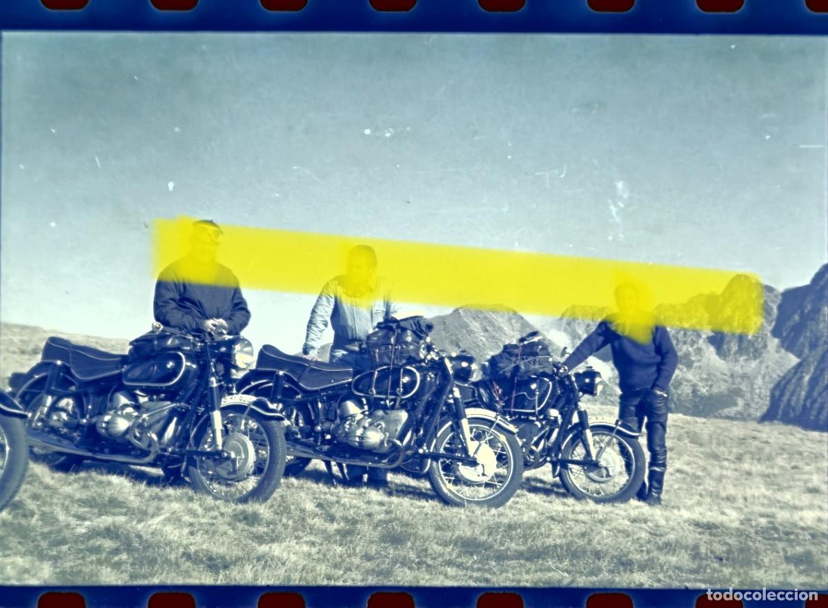Fotograf&iacute;a antigua: Antiguo negativo de fotograf&iacute;a. Tres motoristas con motocicletas cl&aacute;sicas. A&ntilde;os 60/70