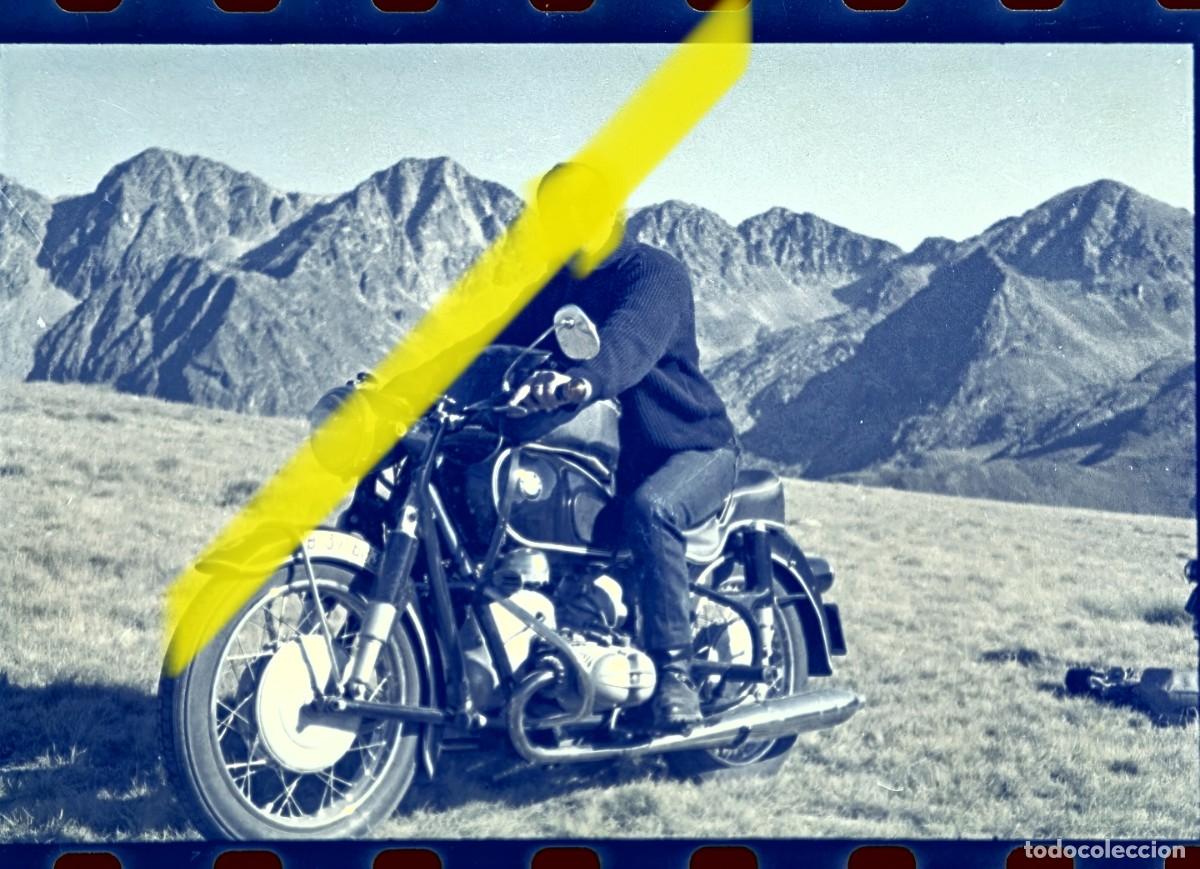Fotograf&iacute;a antigua: Antiguo negativo de fotograf&iacute;a. Motorista con motocicleta BMW cl&aacute;sica. A&ntilde;os 60/70