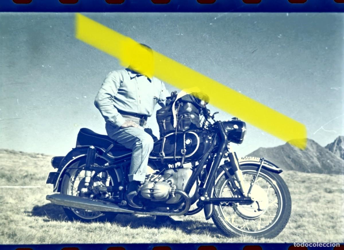Fotograf&iacute;a antigua: Antiguo negativo de fotograf&iacute;a. Motorista con motocicleta BMW cl&aacute;sica cargada para viaje. A&ntilde;os 60/70