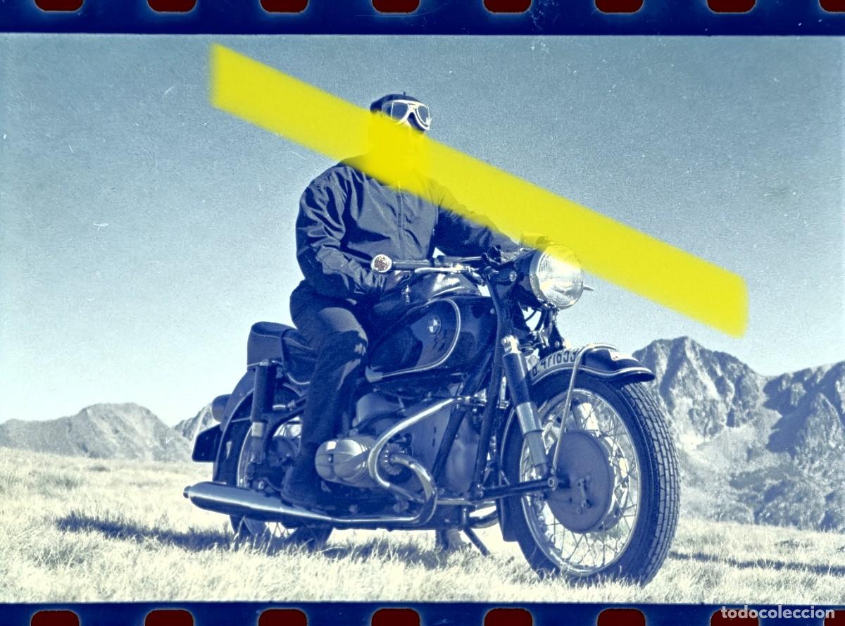 Fotograf&iacute;a antigua: Antiguo negativo de fotograf&iacute;a. Motorista con motocicleta BMW cl&aacute;sica cargada para viaje. A&ntilde;os 60/70