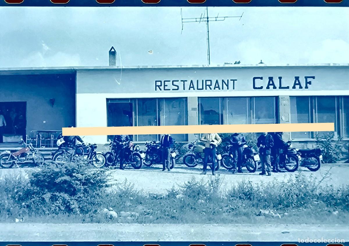 Fotograf&iacute;a antigua: Antiguo negativo de fotograf&iacute;a. Moteros en Calaf, Barcelona. A&ntilde;os 60/70