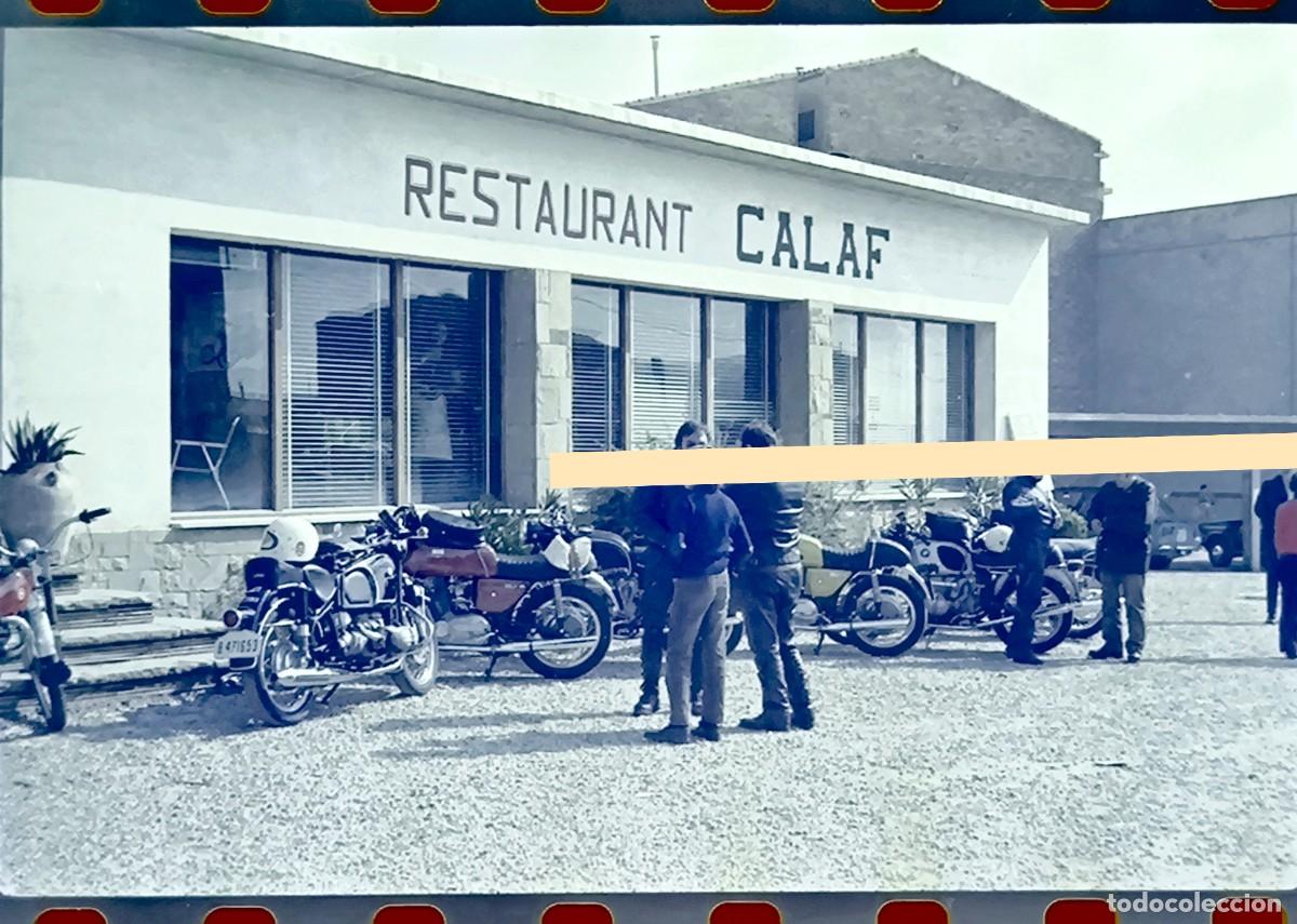 Fotograf&iacute;a antigua: Antiguo negativo de fotograf&iacute;a. Moteros en Calaf, Barcelona. A&ntilde;os 60/70