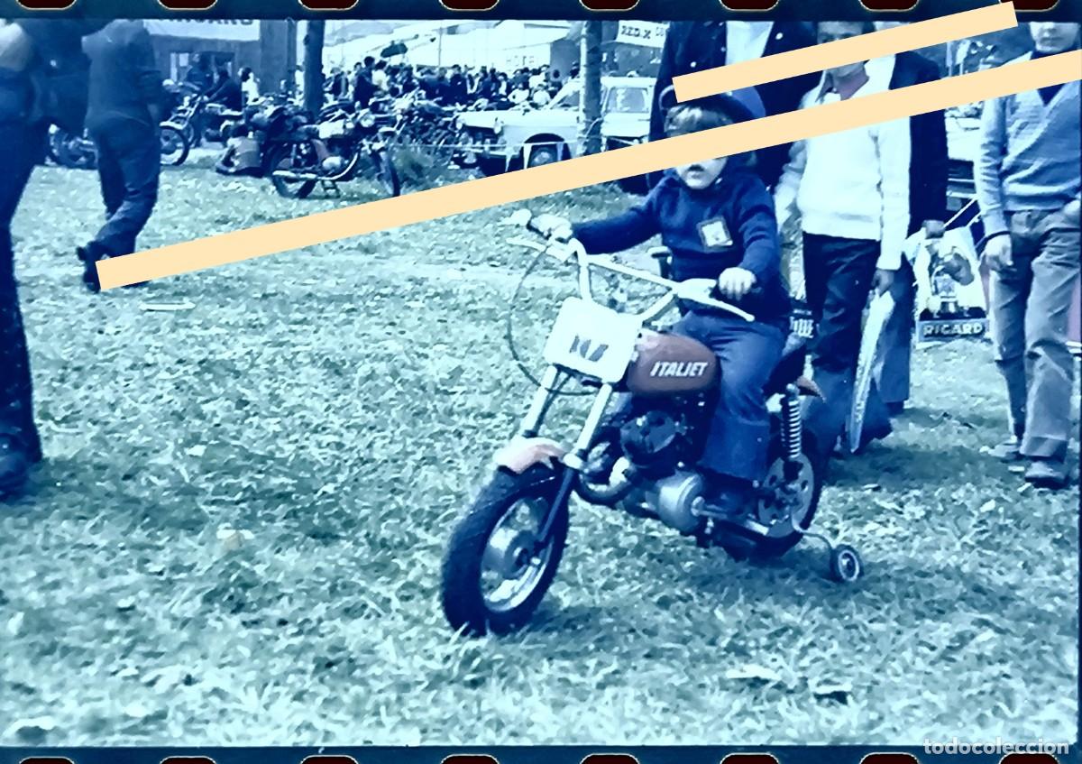 Fotograf&iacute;a antigua: Antiguo negativo de fotograf&iacute;a. Ni&ntilde;o en peque&ntilde;a motocicleta Italjet. A&ntilde;os 60/70