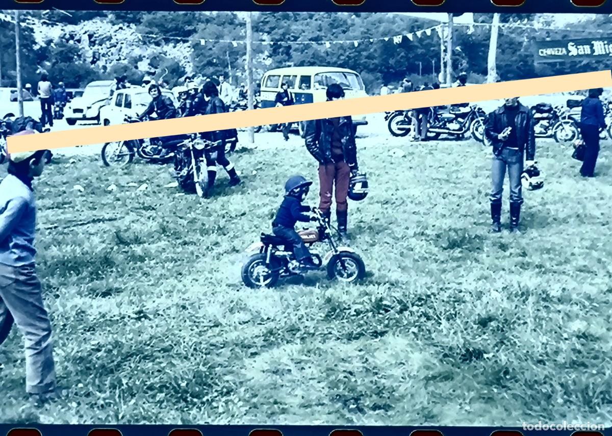 Fotograf&iacute;a antigua: Antiguo negativo de fotograf&iacute;a. Ni&ntilde;o en peque&ntilde;a motocicleta Italjet. A&ntilde;os 60/70