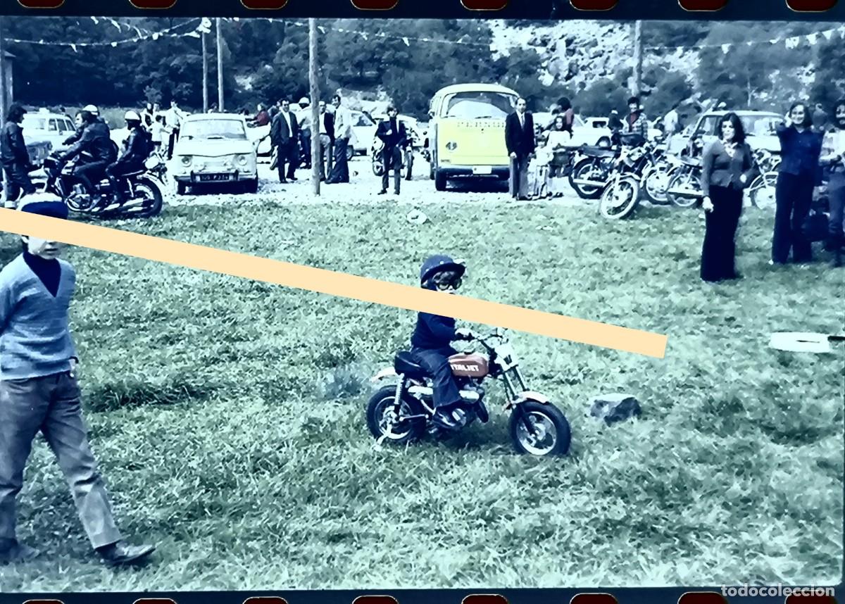 Fotograf&iacute;a antigua: Antiguo negativo de fotograf&iacute;a. Ni&ntilde;o en peque&ntilde;a motocicleta Italjet. A&ntilde;os 60/70