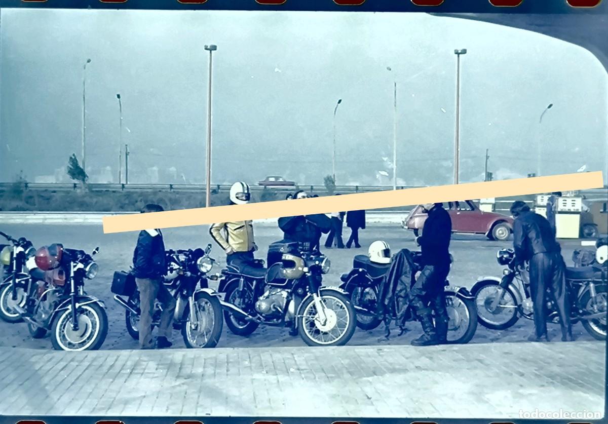 Fotograf&iacute;a antigua: Antiguo negativo de fotograf&iacute;a. Moteros y motocicletas en &aacute;rea de servicio. A&ntilde;os 60/70