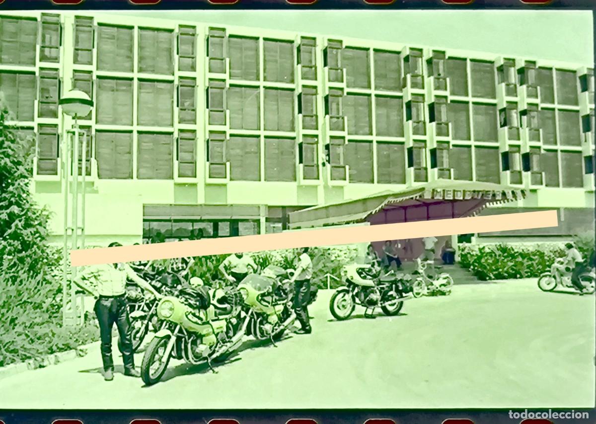 Fotograf&iacute;a antigua: Antiguo negativo de fotograf&iacute;a. Moteros y motocicletas frente a hotel. A&ntilde;os 60/70