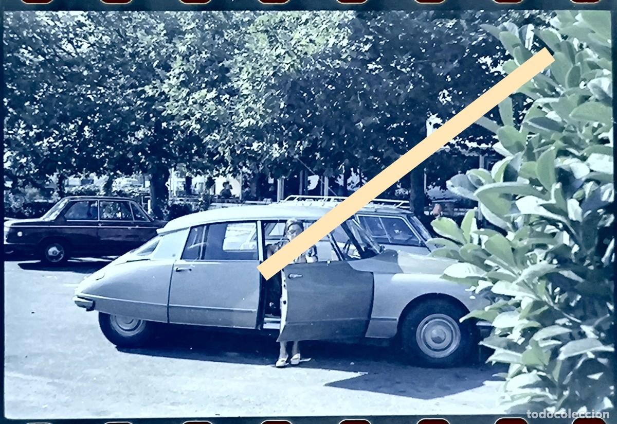 Fotograf&iacute;a antigua: Antiguo negativo de fotograf&iacute;a. Mujer junto a autom&oacute;vil Citro&euml;n DS. A&ntilde;os 60/70