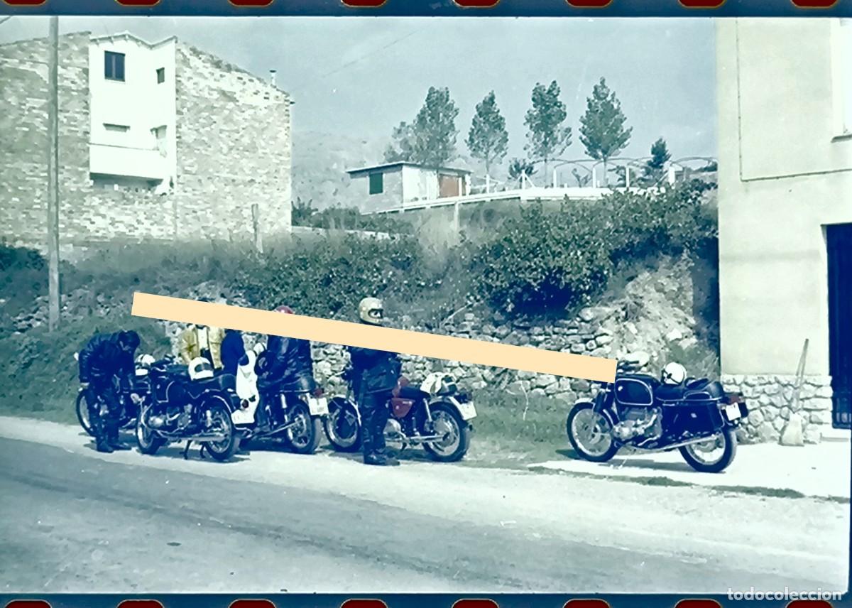 Fotograf&iacute;a antigua: Antiguo negativo de fotograf&iacute;a. Moteros con motocicletas cl&aacute;sicas en carretera. A&ntilde;os 60/70