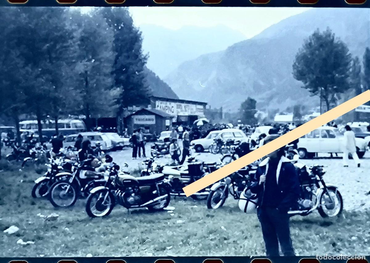 Fotograf&iacute;a antigua: Antiguo negativo de fotograf&iacute;a. Concentraci&oacute;n de motos en zona de monta&ntilde;a. A&ntilde;os 60/70