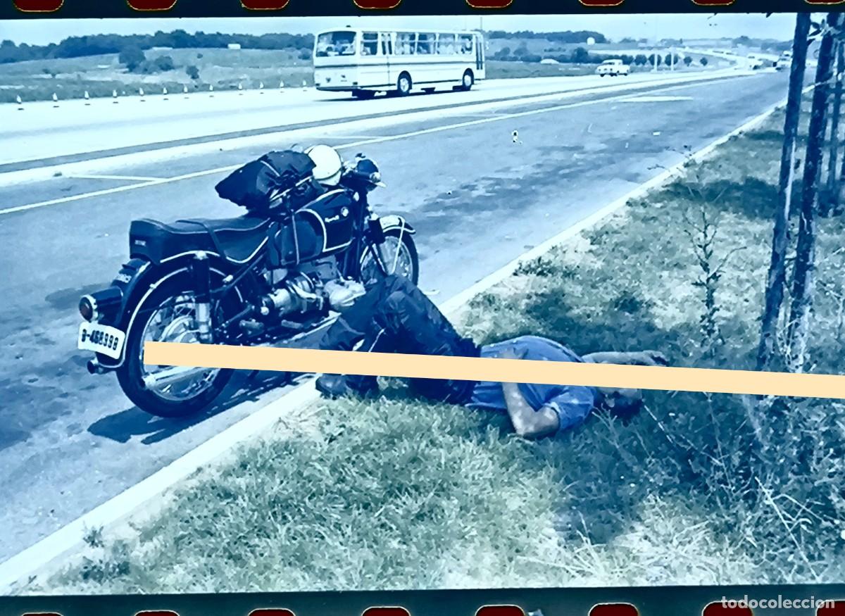 Fotograf&iacute;a antigua: Antiguo negativo de fotograf&iacute;a. Motorista descansando junto a motocicleta BMW. A&ntilde;os 60/70