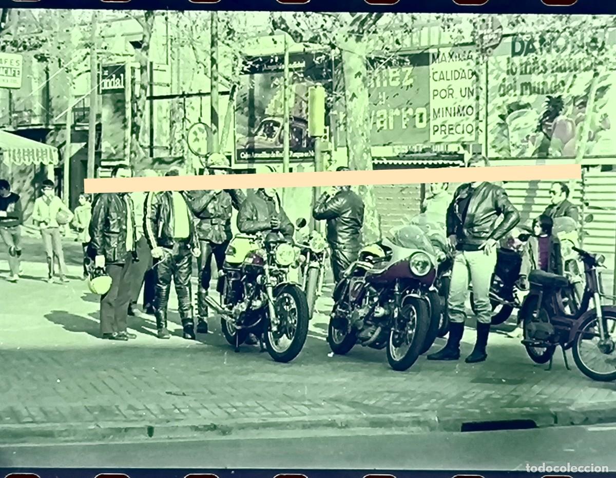 Fotograf&iacute;a antigua: Antiguo negativo de fotograf&iacute;a. Moteros con motocicletas cl&aacute;sicas en la calle. A&ntilde;os 60/70