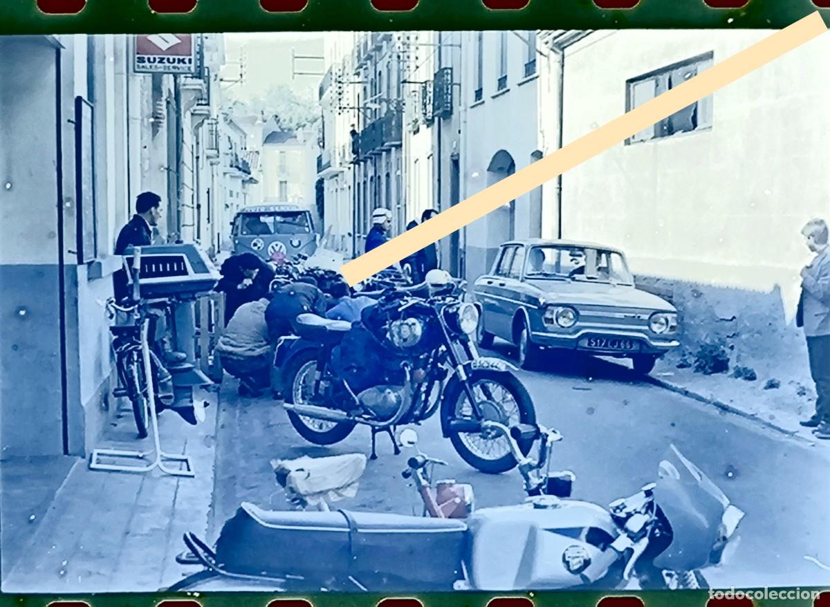 Fotograf&iacute;a antigua: Antiguo negativo de fotograf&iacute;a. Moteros y motocicletas junto a taller Suzuki. A&ntilde;os 60/70