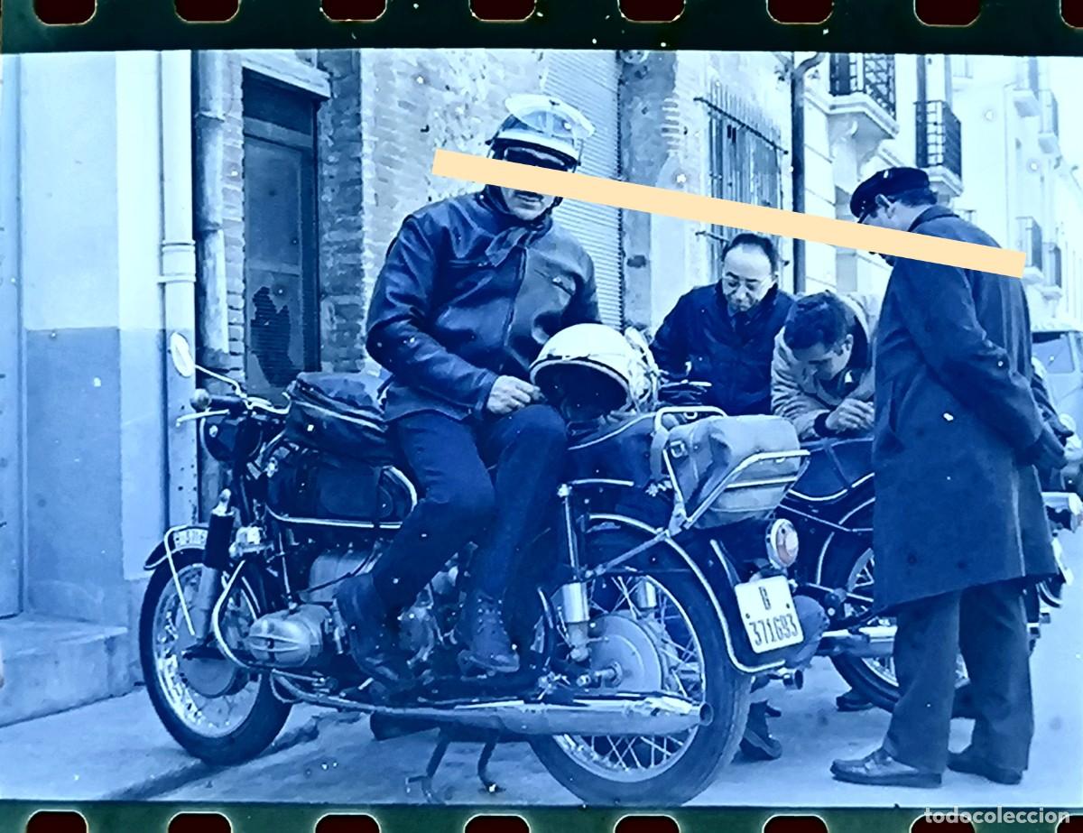 Fotograf&iacute;a antigua: Antiguo negativo de fotograf&iacute;a. Motorista con motocicleta BMW cl&aacute;sica junto a taller. A&ntilde;os 60/70