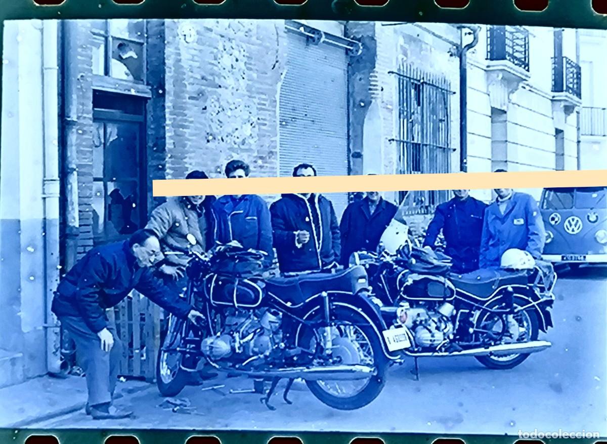 Fotograf&iacute;a antigua: Antiguo negativo de fotograf&iacute;a. Motorista con motocicleta BMW cl&aacute;sica junto a taller. A&ntilde;os 60/70