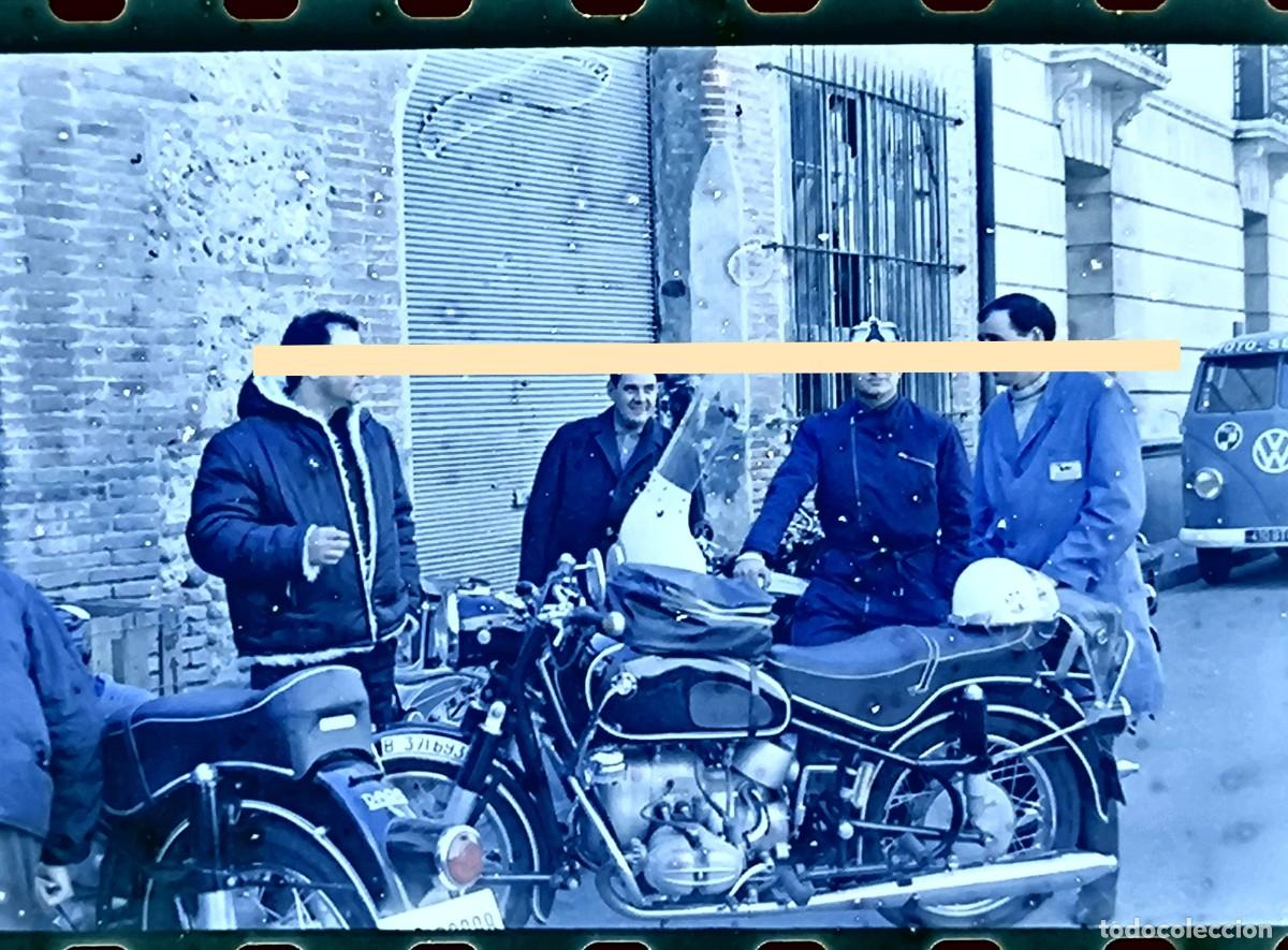 Fotograf&iacute;a antigua: Antiguo negativo de fotograf&iacute;a. Moteros junto a motocicleta BMW cl&aacute;sica en taller. A&ntilde;os 60/70
