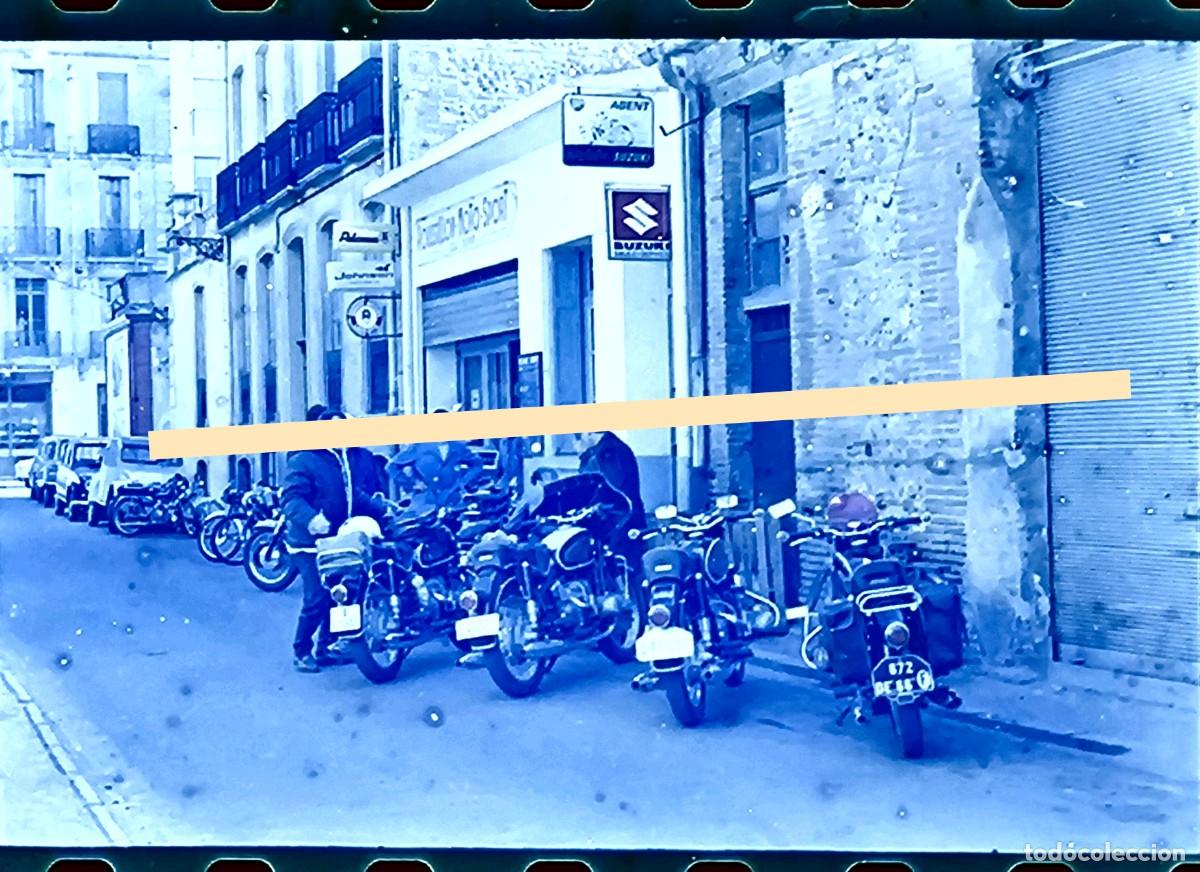 Fotograf&iacute;a antigua: Antiguo negativo de fotograf&iacute;a. Moteros y motocicletas frente a taller Suzuki. A&ntilde;os 60/70