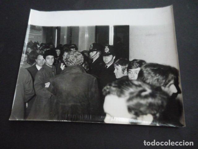 Antique Photography: LONDRES EXPOSICION DE ARTE DE JOHN LENON FOTOGRAFIA ORIGINAL 18 X 24 CM