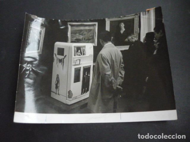 Photographie ancienne: PARIS EXPOSICION DE NEVERAS PINTADAS DE CAPULETTI VALLADOLID FOTOGRAFIA ORIGINAL 18 X 24 CM