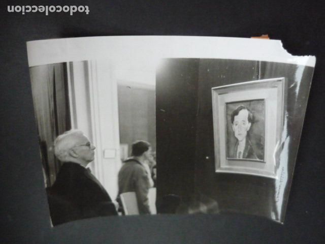 Fotograf&iacute;a antigua: CHARLES CHAPLIN ACTOR ANTE CUADRO DE MODIGLIANI FOTOGRAFIA ORIGINAL 18 X 24 CM