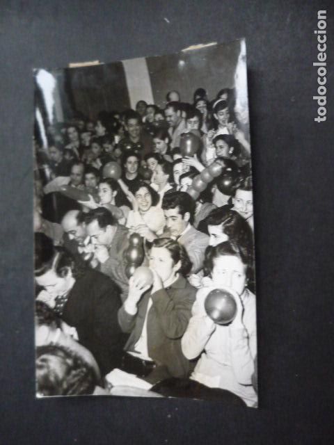 Photographie ancienne: CONCURSO DE LA RADIO PUBLICO EN UNA EMISION ANTIGUA FOTOGRAFIA ORIGINAL 12 X 18 CM
