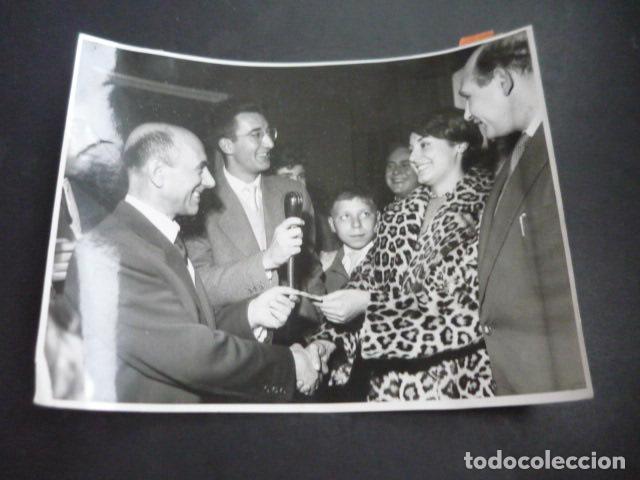 Alte Fotografie: CONCURSO DE LA RADIO CONCURSO ALADINO CONCHA VELASCO ANTIGUA FOTOGRAFIA ORIGINAL 24 X 18 CM