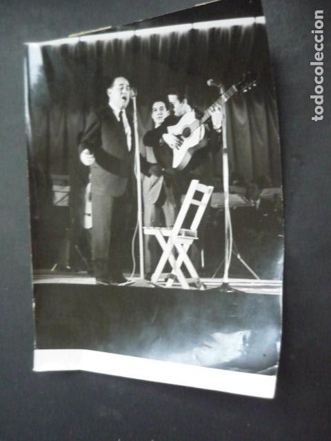Fotografia antiga: RADIO MADRID PROGRAMA USTEDES SON FORMIDABLES ANTIGUA FOTOGRAFIA ORIGINAL 24 X 18 CM