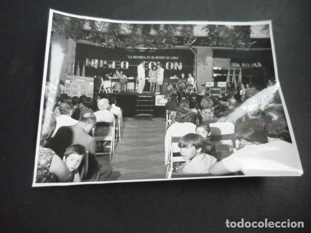 Fotograf&iacute;a antigua: RADIO ESPA&Ntilde;A CONCURSO HISTORIA EN EL MUSEO DE CERA ANTIGUA FOTOGRAFIA ORIGINAL 24 X 18 CM