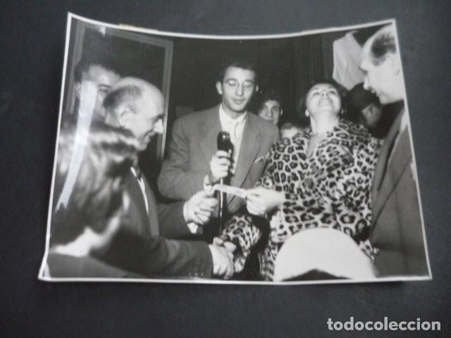 Fotograf&iacute;a antigua: CONCURSO DE LA RADIO CONCURSO ALADINO CONCHA VELASCO ANTIGUA FOTOGRAFIA ORIGINAL 24 X 18 CM
