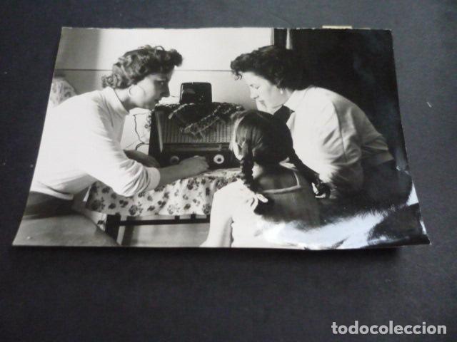 Fotograf&iacute;a antigua: AZUAGA BADAJOZ ESCUCHANDO LA RADIO ANTIGUA FOTOGRAFIA ORIGINAL 12 X 18 CM