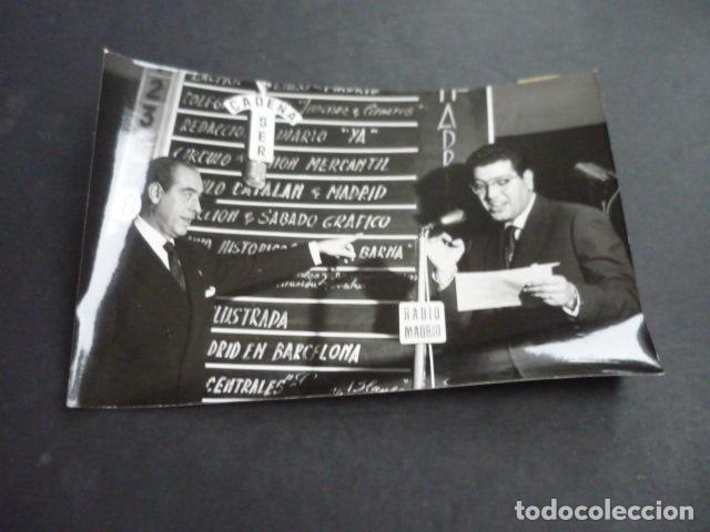 Fotograf&iacute;a antigua: RADIO JOSE LUIS PECKER LOCUTOR EN CONCURSO GALLINA BLANCA ANTIGUA FOTOGRAFIA ORIGINAL 12 X 18 CM