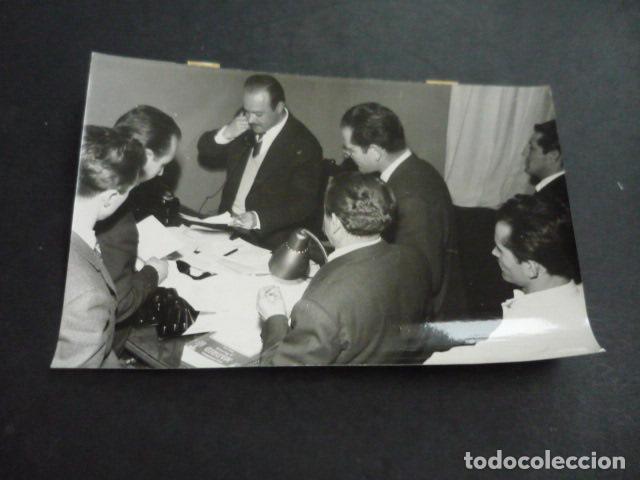 Fotograf&iacute;a antigua: RADIO JOSE BERMEJO LOCUTOR EN CONCURSO DINERO PARA TODOS ANTIGUA FOTOGRAFIA ORIGINAL 12 X 18 CM