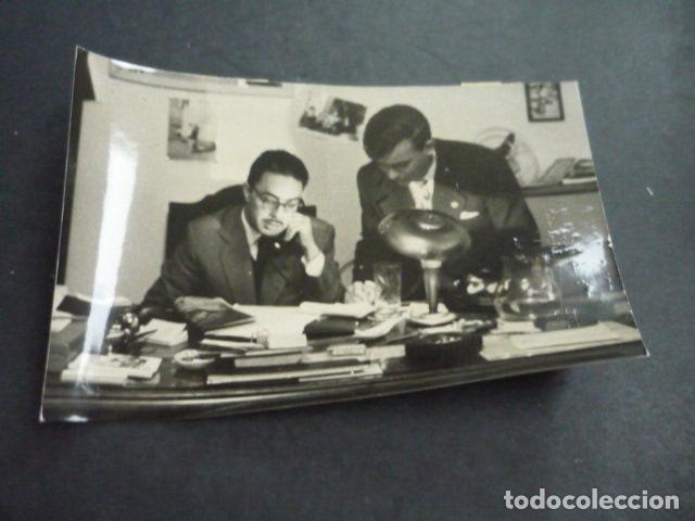 Fotograf&iacute;a antigua: RADIO EDUARDO CALDERON LOCUTOR EN CONCURSO GALLINA BLANCA ANTIGUA FOTOGRAFIA ORIGINAL 12 X 18 CM