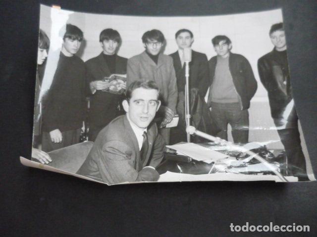 Fotograf&iacute;a antigua: RADIO CONCURSO BEATLES ESPA&Ntilde;OLES ANTIGUA FOTOGRAFIA ORIGINAL 24 X 18 CM