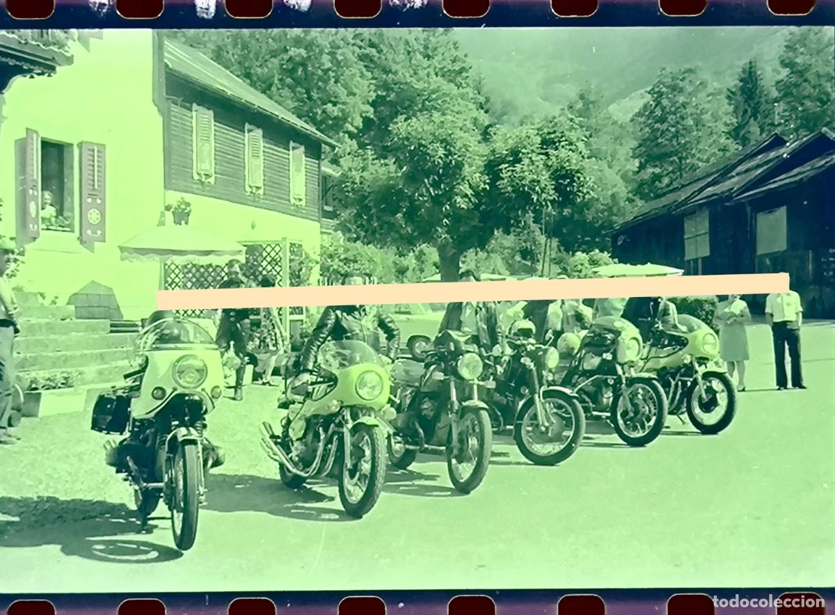 Fotograf&iacute;a antigua: Antiguo negativo de fotograf&iacute;a. Grupo de motociclistas con sus motos en ruta. A&ntilde;os 60/70