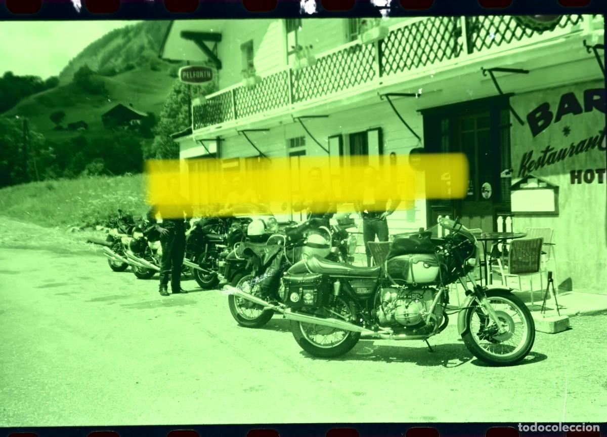 Fotograf&iacute;a antigua: Antiguo negativo de fotograf&iacute;a. Moteros motocicletas frente a bar restaurante de monta&ntilde;a. A&ntilde;os 60/70