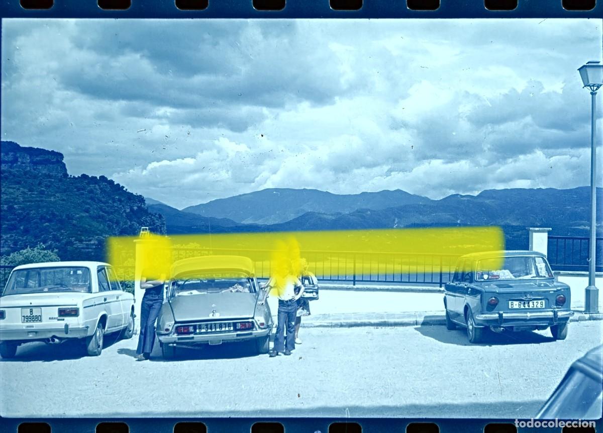 Fotograf&iacute;a antigua: Antiguo negativo de fotograf&iacute;a. Autom&oacute;viles junto a embalse. A&ntilde;os 60/70