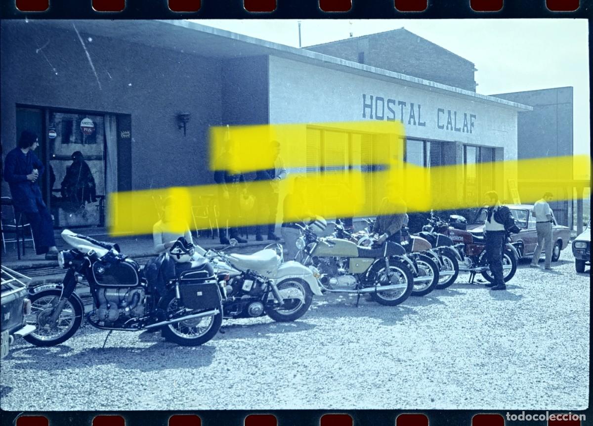 Fotograf&iacute;a antigua: Antiguo negativo de fotograf&iacute;a. Moteros en Calaf, Barcelona. A&ntilde;os 60/70