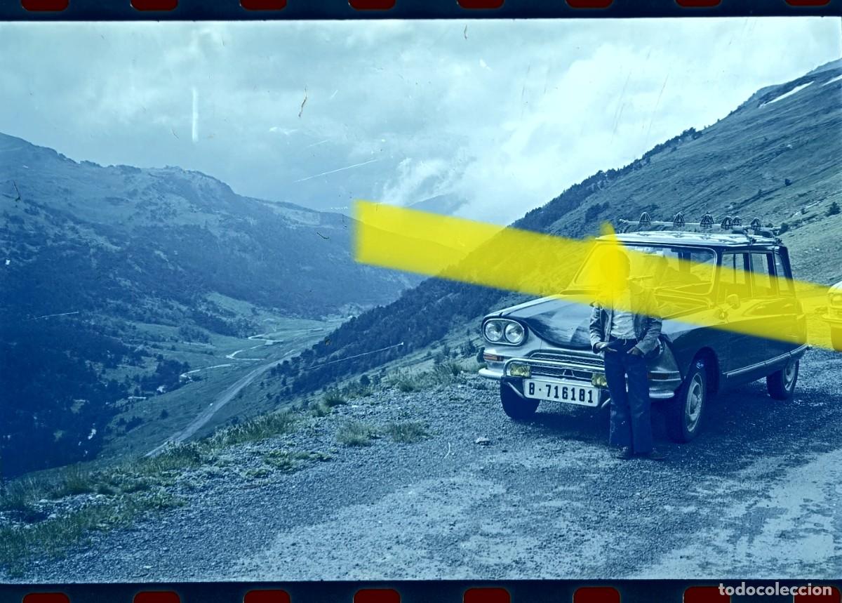 Fotograf&iacute;a antigua: Antiguo negativo de fotograf&iacute;a. Joven junto a Citro&euml;n Ami 6 Break en monta&ntilde;a. A&ntilde;os 60/70
