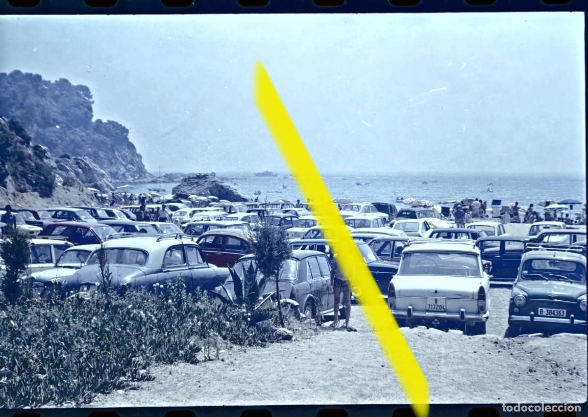 Fotograf&iacute;a antigua: Antiguo negativo de fotograf&iacute;a. Aparcamiento junto a playa concurrida. A&ntilde;os 60/70