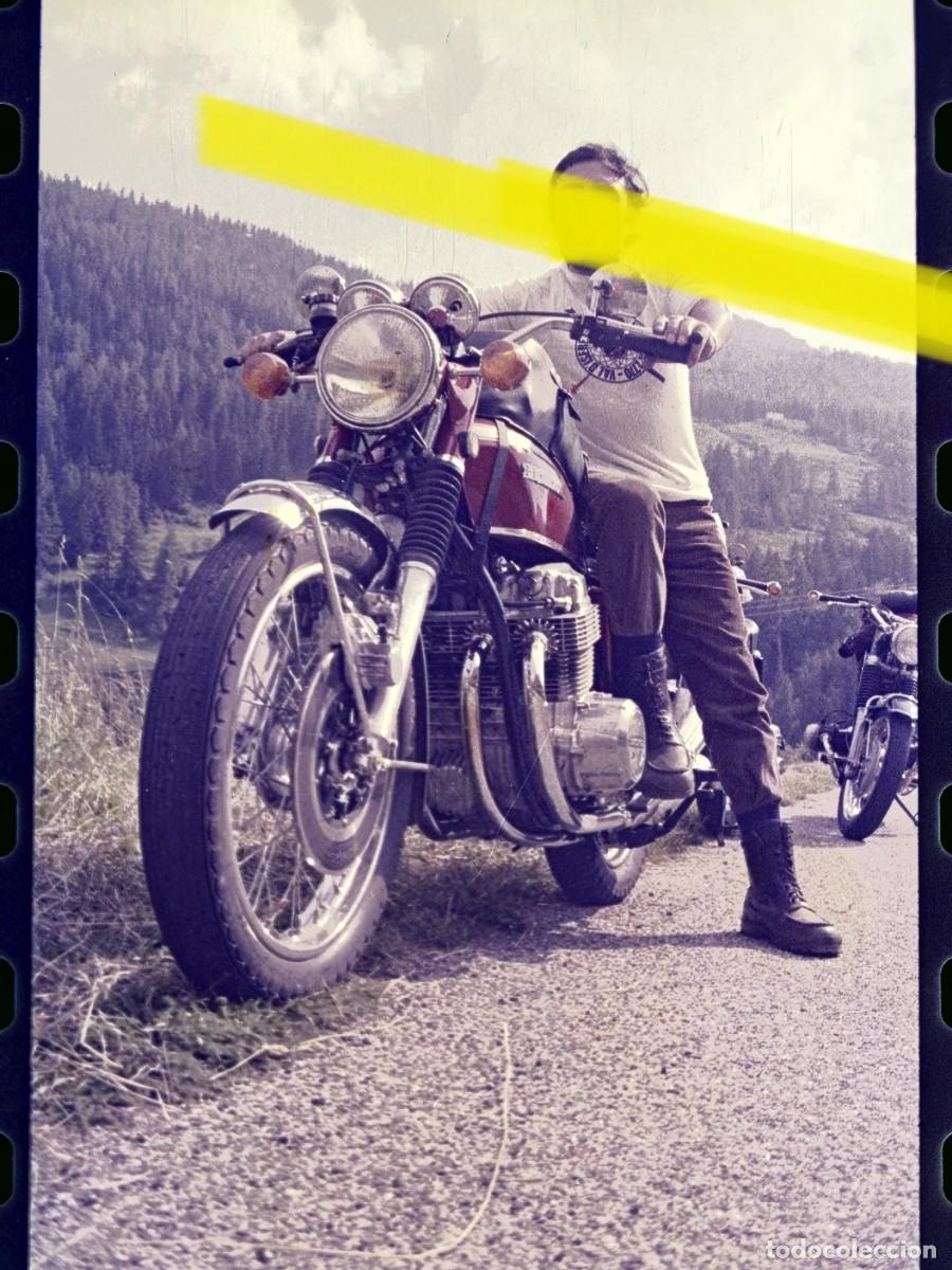 Fotograf&iacute;a antigua: Antiguo negativo de fotograf&iacute;a. Motorista con Honda CB750 Four. A&ntilde;os 60/70