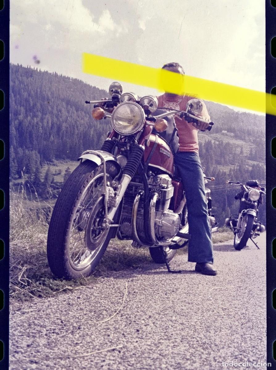 Fotograf&iacute;a antigua: Antiguo negativo de fotograf&iacute;a. Motorista con Honda CB750 Four. A&ntilde;os 60/70